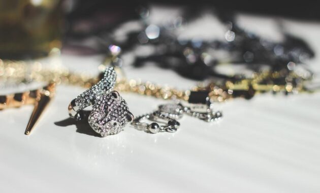 Penyebab dan Cara Membersihkan Emas Putih Mulai Menguning